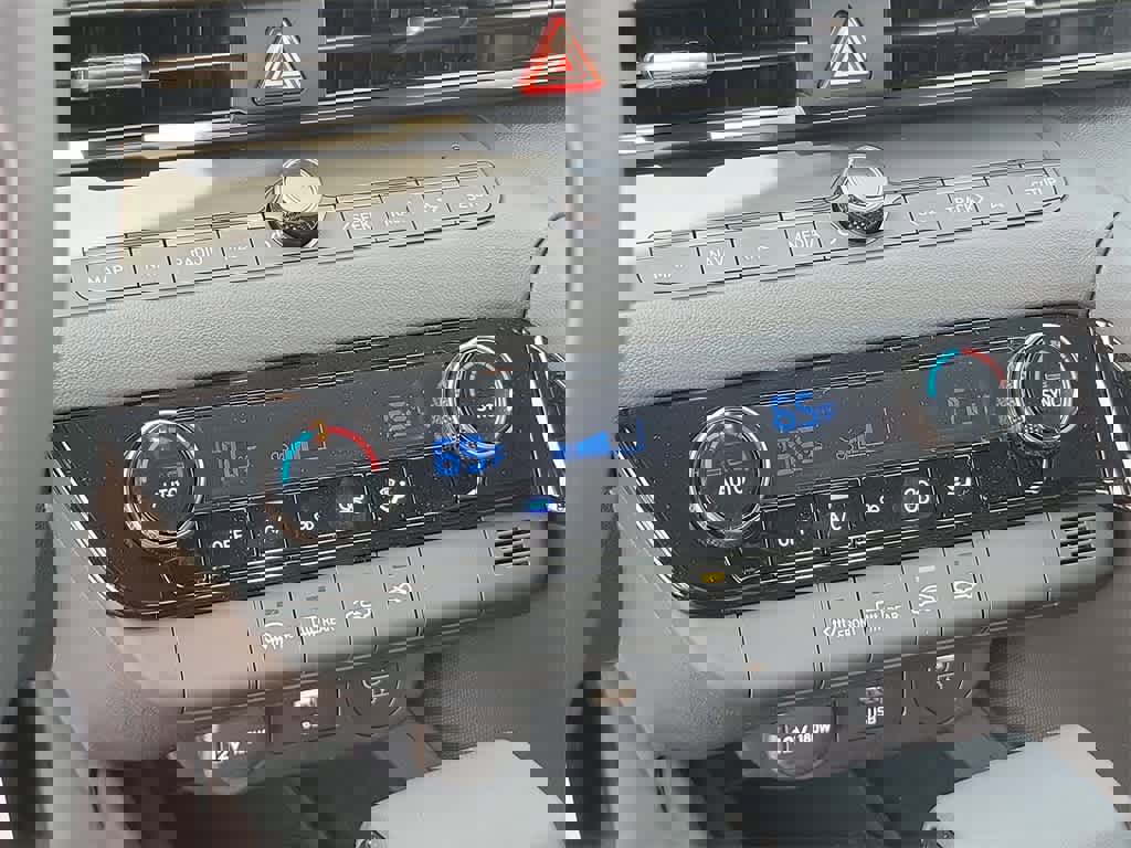 New 2025 Hyundai Elantra SEL image 31