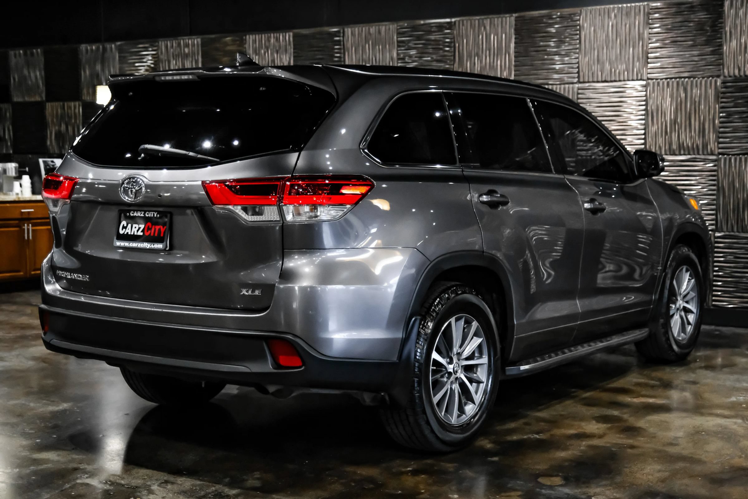 Used 2018 Toyota Highlander XLE FWD image 10