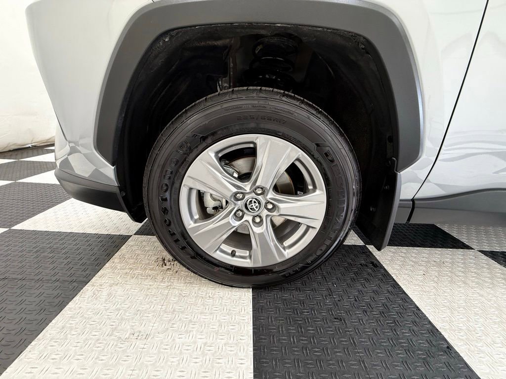 Used 2025 Toyota RAV4 XLE AWD/4WD image 10