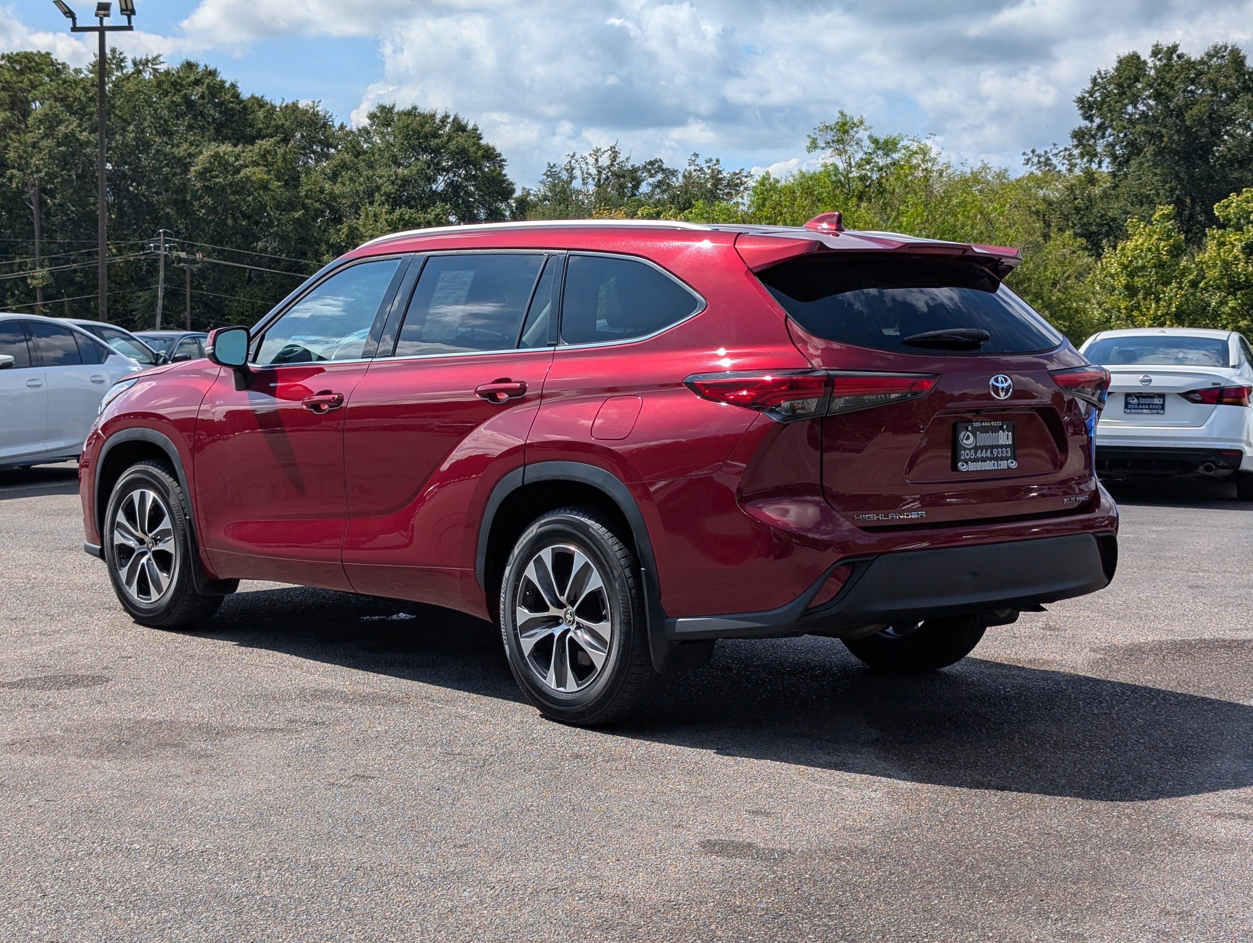 Used 2022 Toyota Highlander XLE AWD/4WD image 7