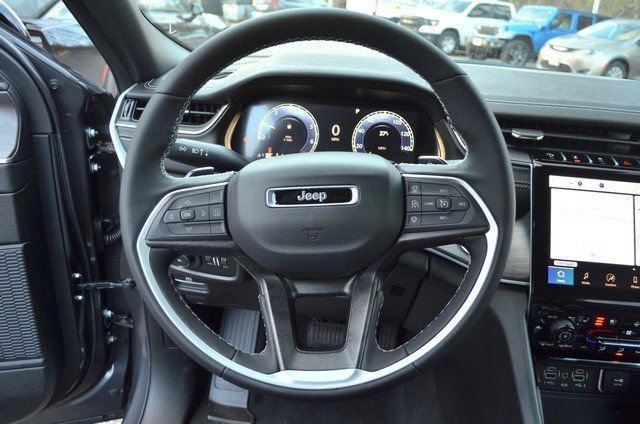 New 2025 Jeep Grand Cherokee Limited w/ Luxury Tech Group II image 16