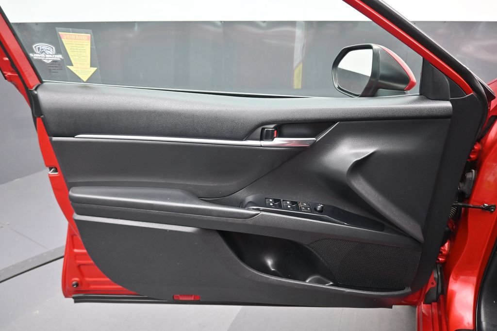 Used 2020 Toyota Camry SE w/ Sunroof Package FWD image 9