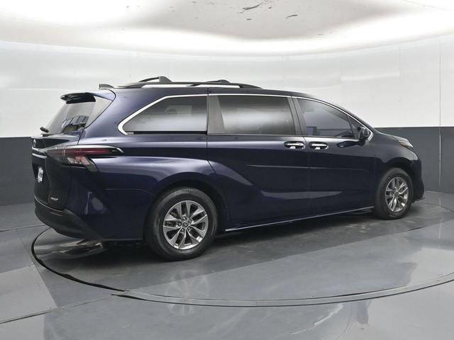 Used 2023 Toyota Sienna XLE FWD image 32