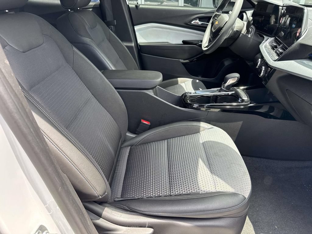 Used 2025 Chevrolet Trax LT FWD image 11