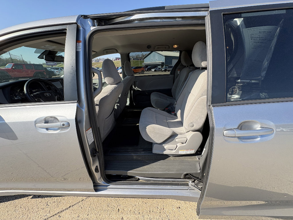 Used 2018 Toyota Sienna LE image 16