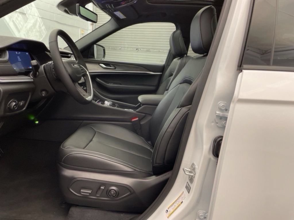 New 2025 Jeep Grand Cherokee Limited w/ Luxury Tech Group II RWD image 18
