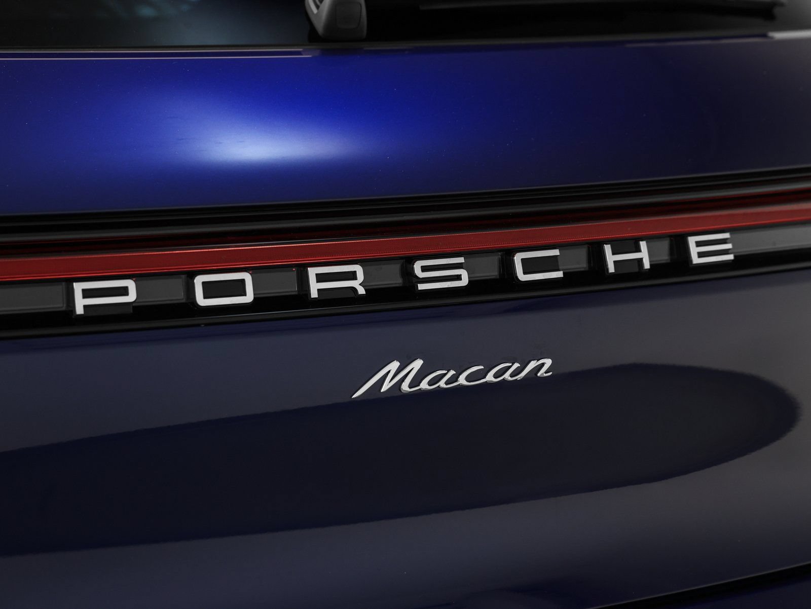 Used 2025 Porsche Macan AWD/4WD image 18