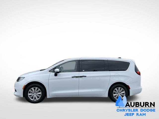 Used 2021 Chrysler Voyager L FWD image 4
