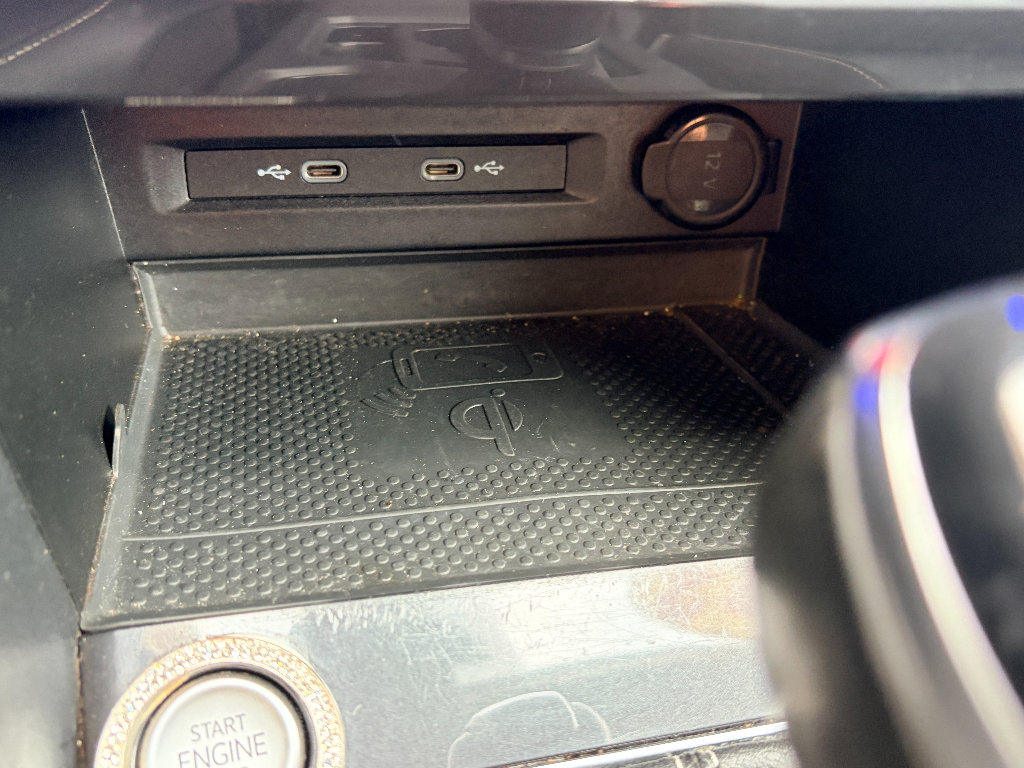 Used 2022 Volkswagen Tiguan SE w/ Panoramic Sunroof Package FWD image 19