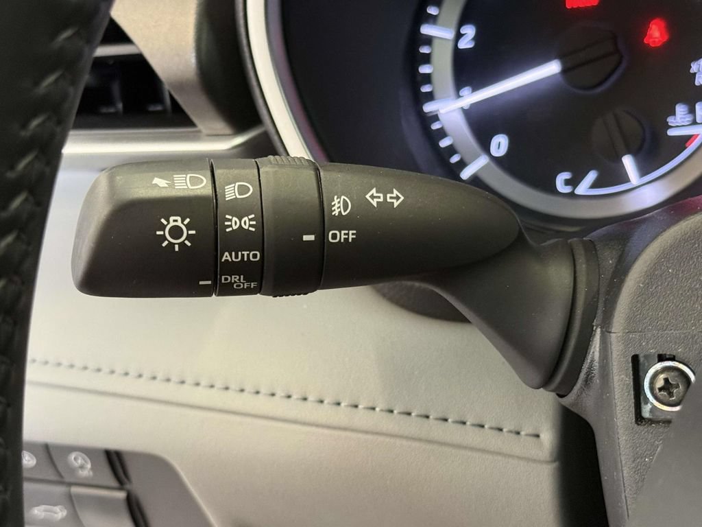 Used 2024 Toyota Highlander XLE AWD/4WD image 31