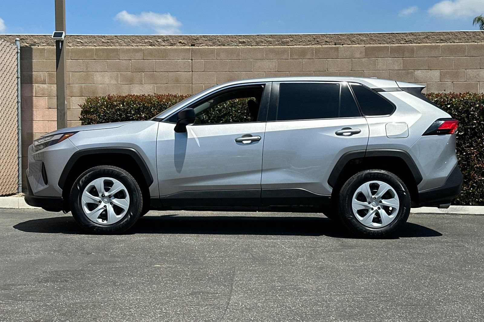 Used 2023 Toyota RAV4 LE FWD image 7