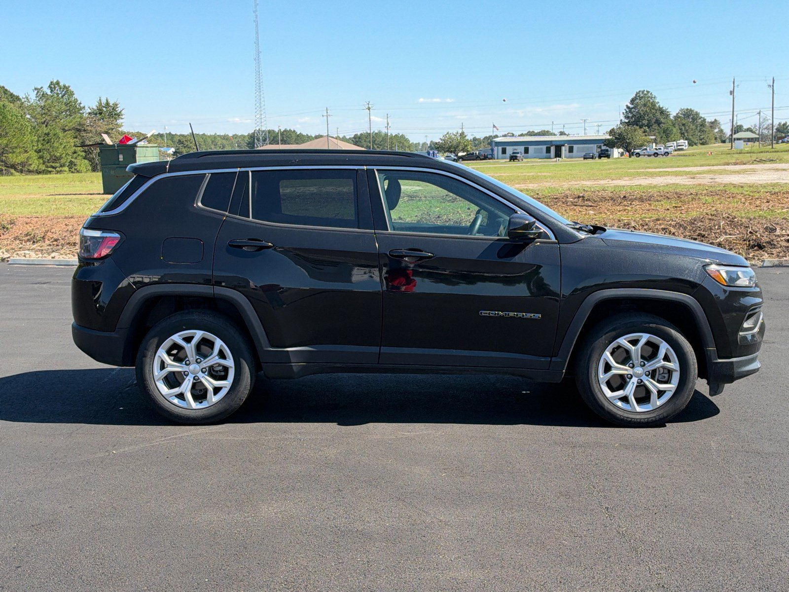 Used 2024 Jeep Compass Latitude AWD/4WD image 4