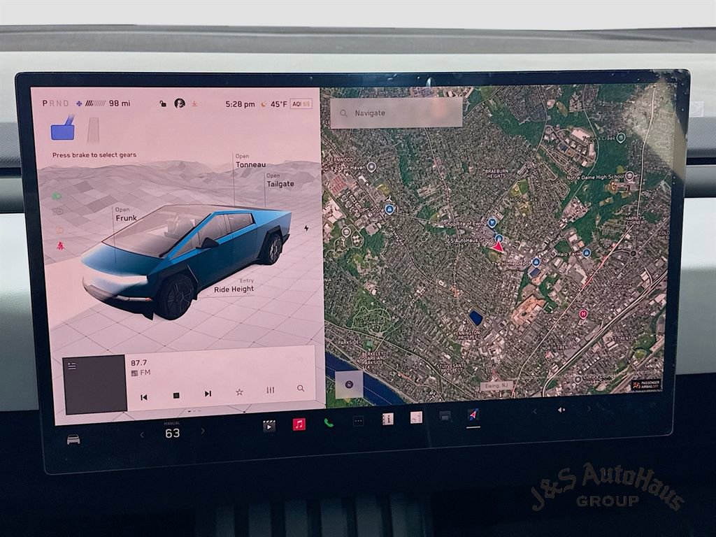 Used 2024 Tesla Cybertruck AWD Crew Cab image 18