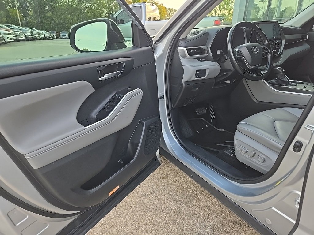 Used 2021 Toyota Highlander XLE image 28