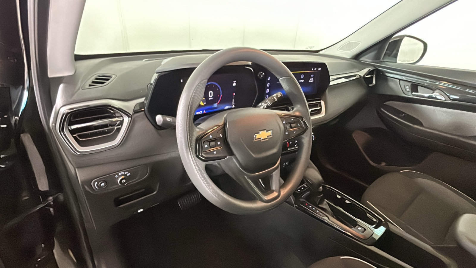 Used 2025 Chevrolet TrailBlazer LT AWD/4WD image 16