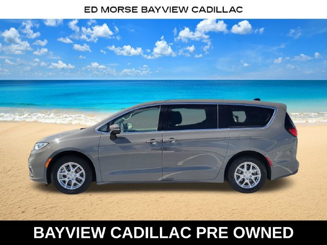Used 2023 Chrysler Pacifica Touring-L FWD image 2
