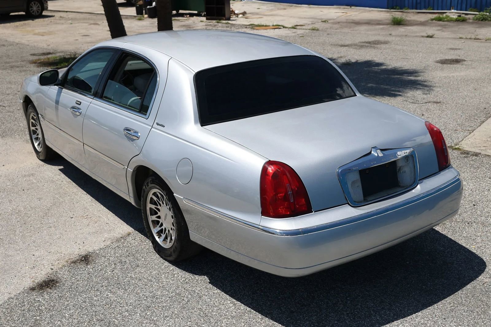 Used 2001 Lincoln Town Car Signature RWD image 4