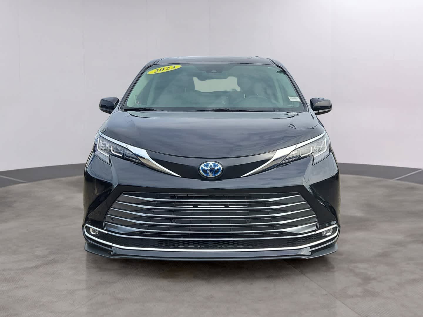 Used 2023 Toyota Sienna XLE w/ XLE Plus Package image 2