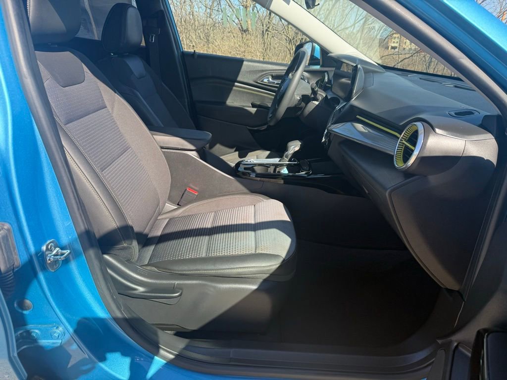 Used 2025 Chevrolet Trax LT image 19