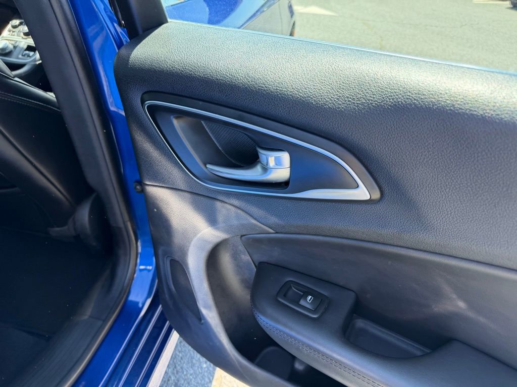 Used 2016 Chrysler 200 Limited FWD image 33