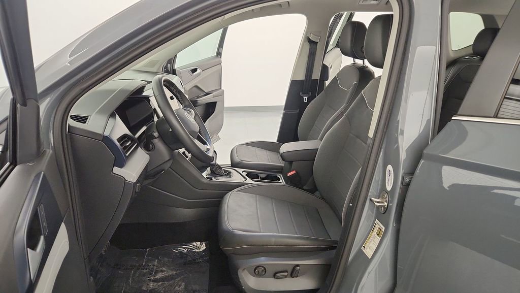 Used 2024 Volkswagen Taos SE w/ Panoramic Sunroof Package image 13
