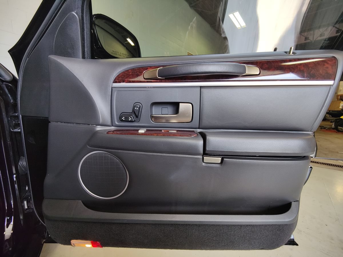Used 2011 Lincoln Town Car Executive L RWD image 10