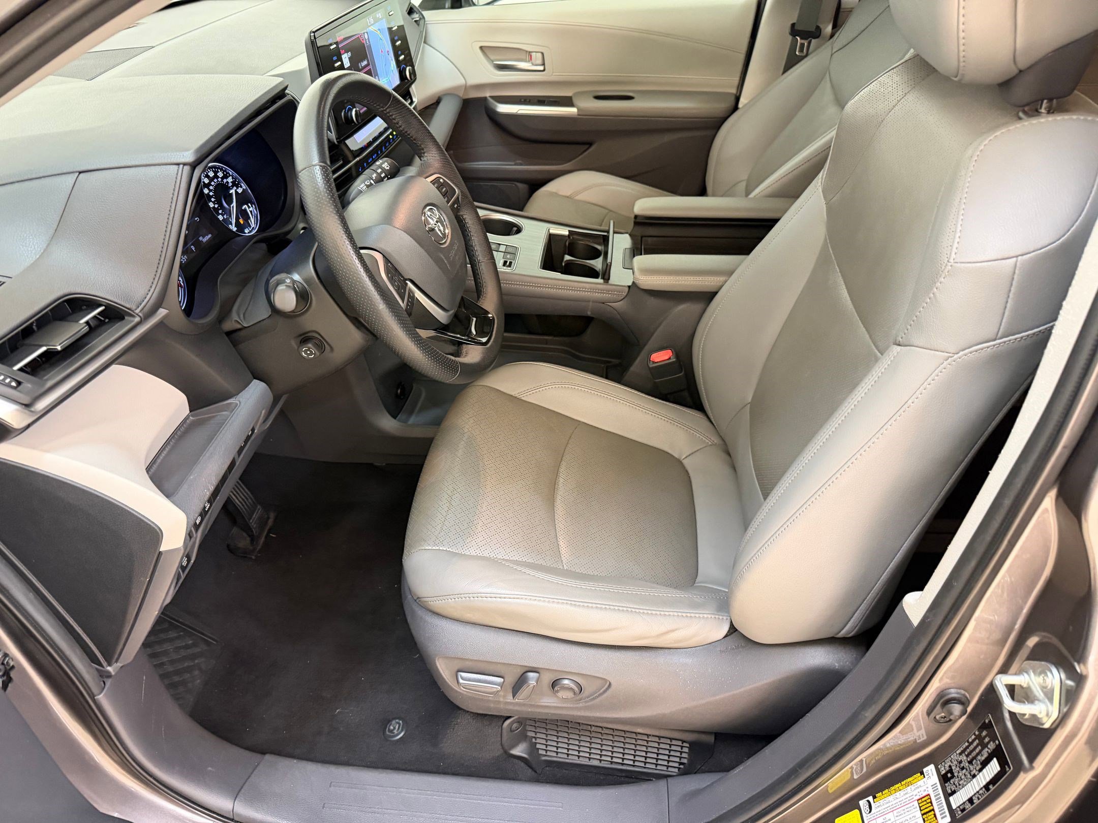 Used 2021 Toyota Sienna Limited image 5