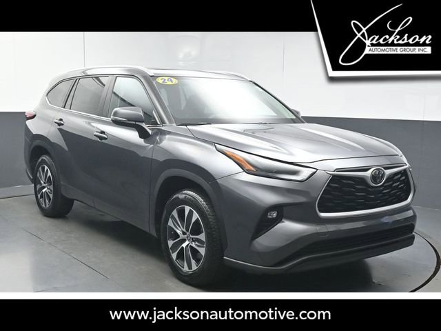 Used 2024 Toyota Highlander XLE FWD image 1