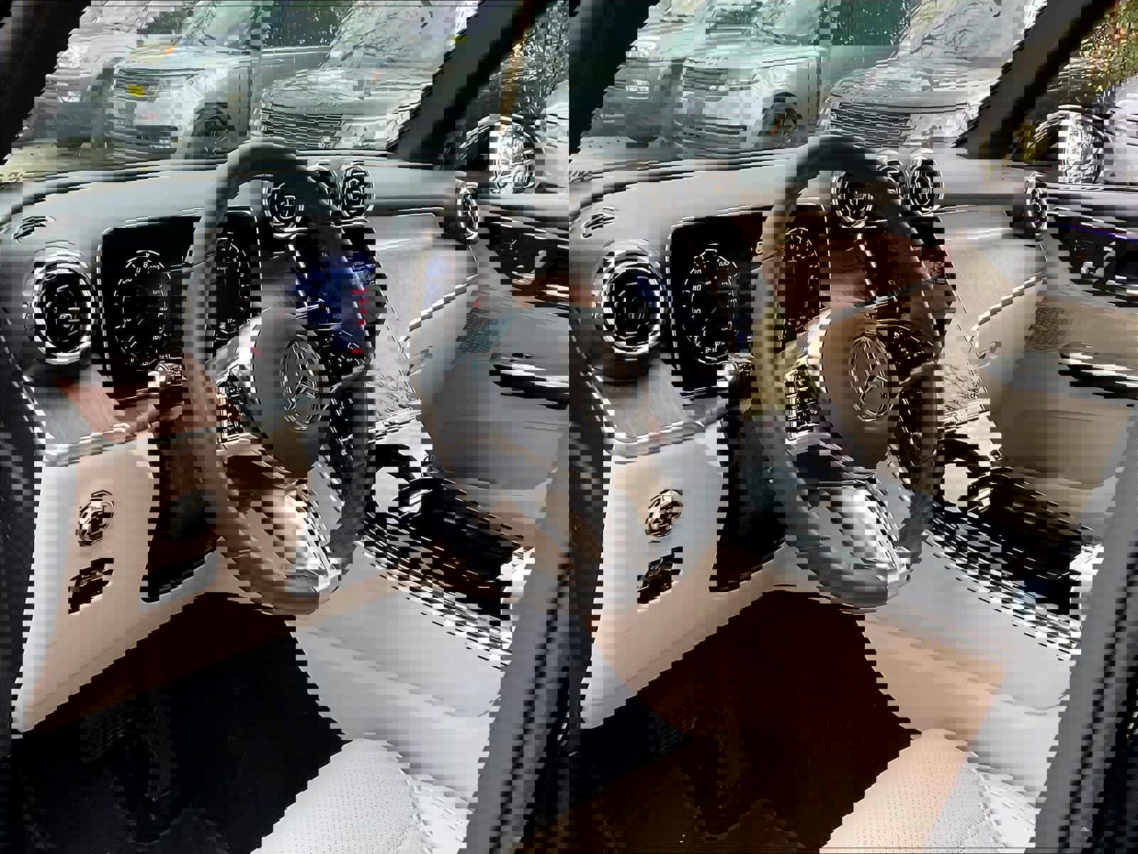 Used 2025 Mercedes-Benz GLC 350e 4MATIC image 15