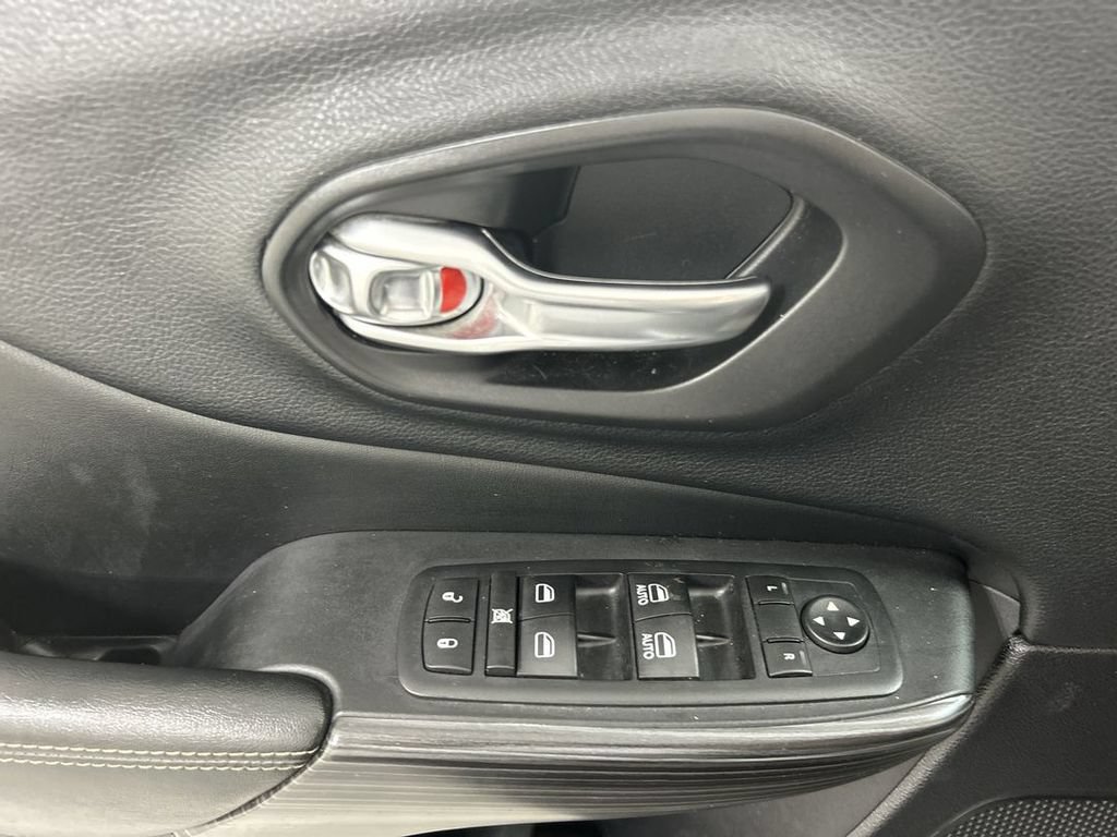 Used 2017 Jeep Cherokee Limited AWD/4WD image 11