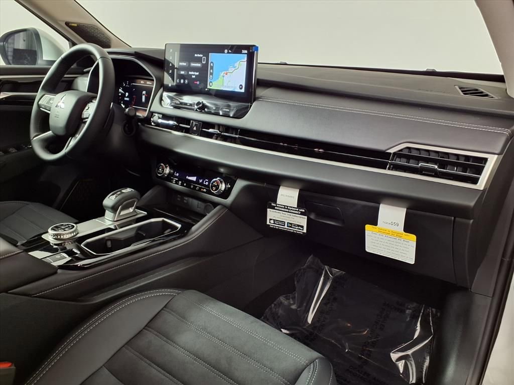Used 2025 Mitsubishi Outlander SE image 7
