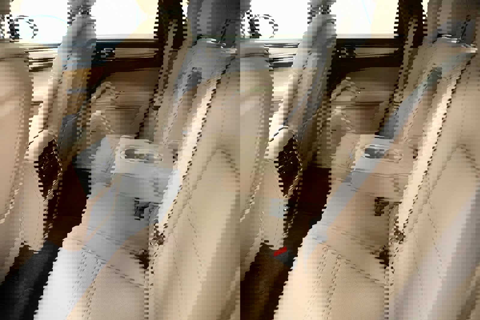 Certified 2022 Porsche Cayenne Platinum Edition image 25