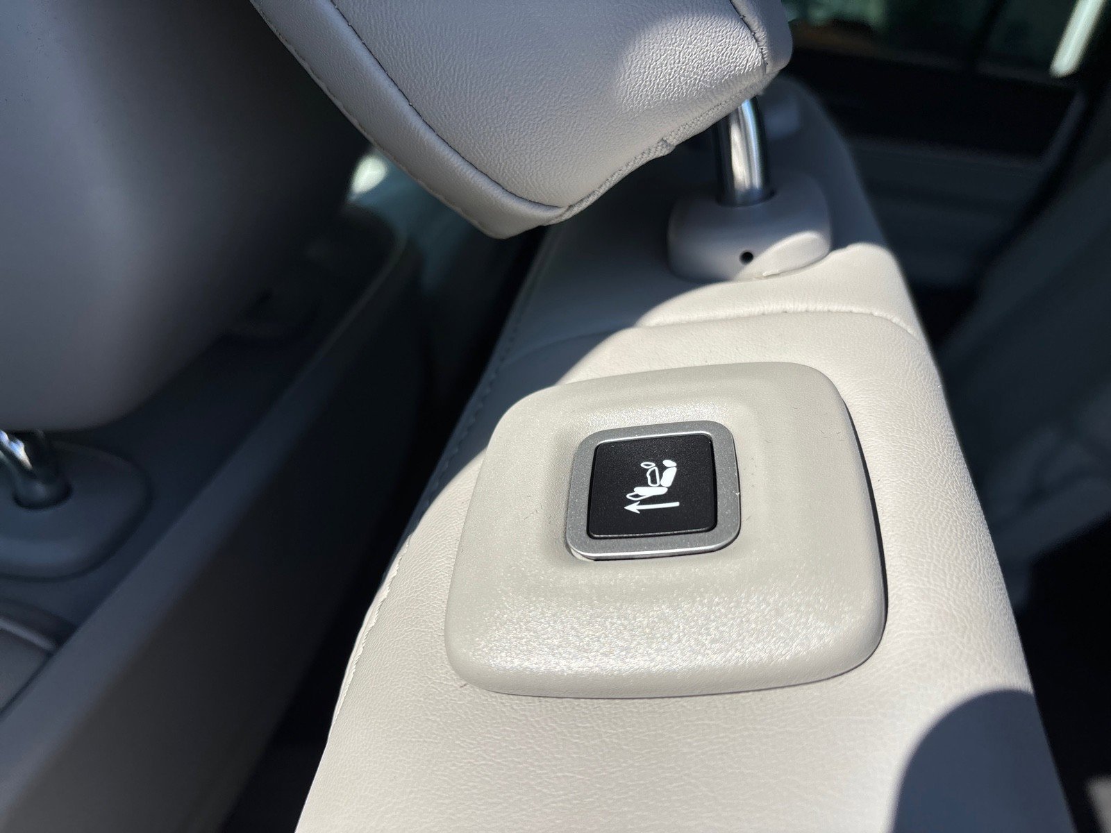 Used 2022 Jeep Wagoneer Series III w/ Flexible Seating Group image 44