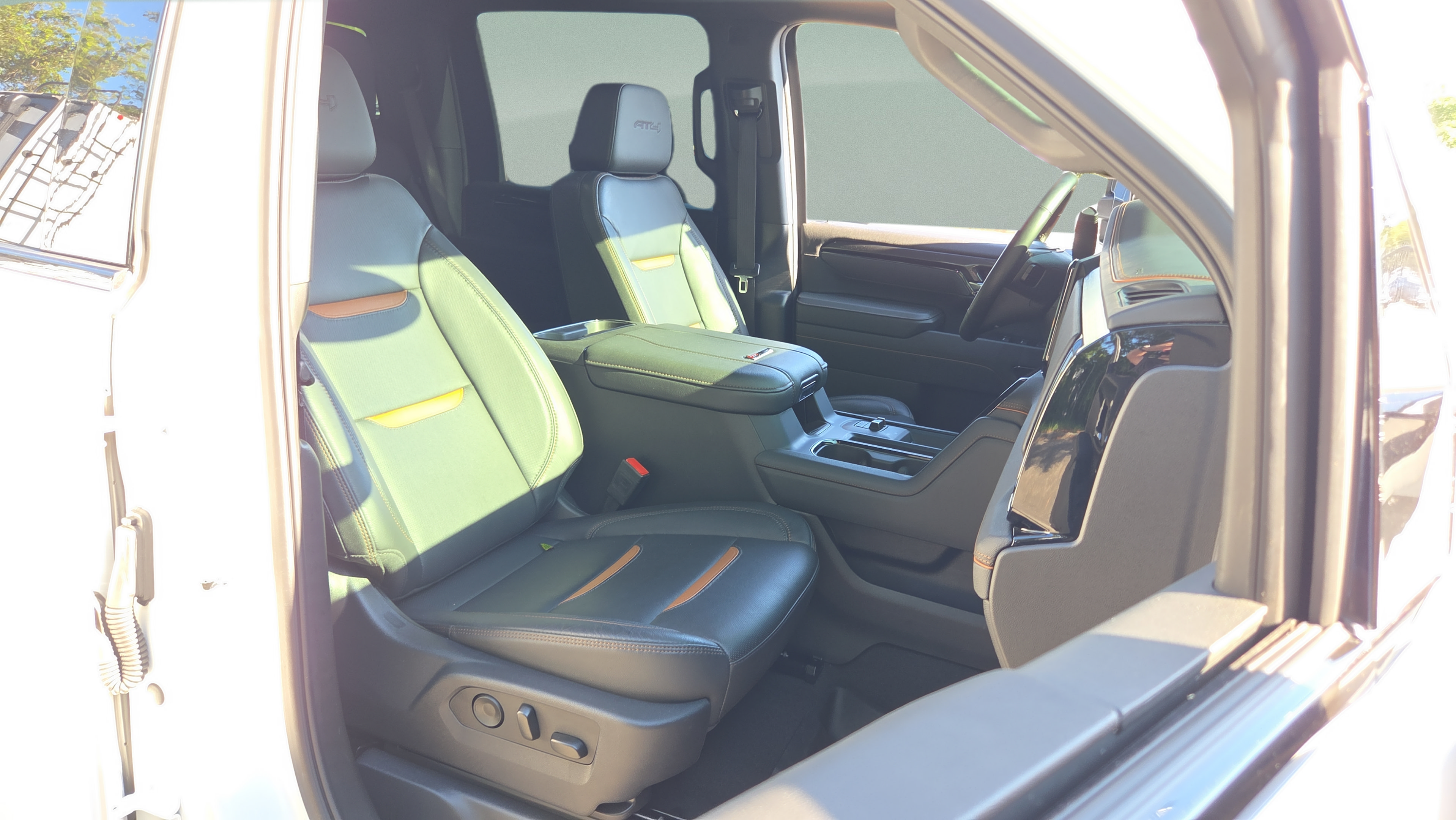 Used 2025 GMC Sierra 2500 AT4 w/ AT4 Premium Plus Package AWD/4WD image 15