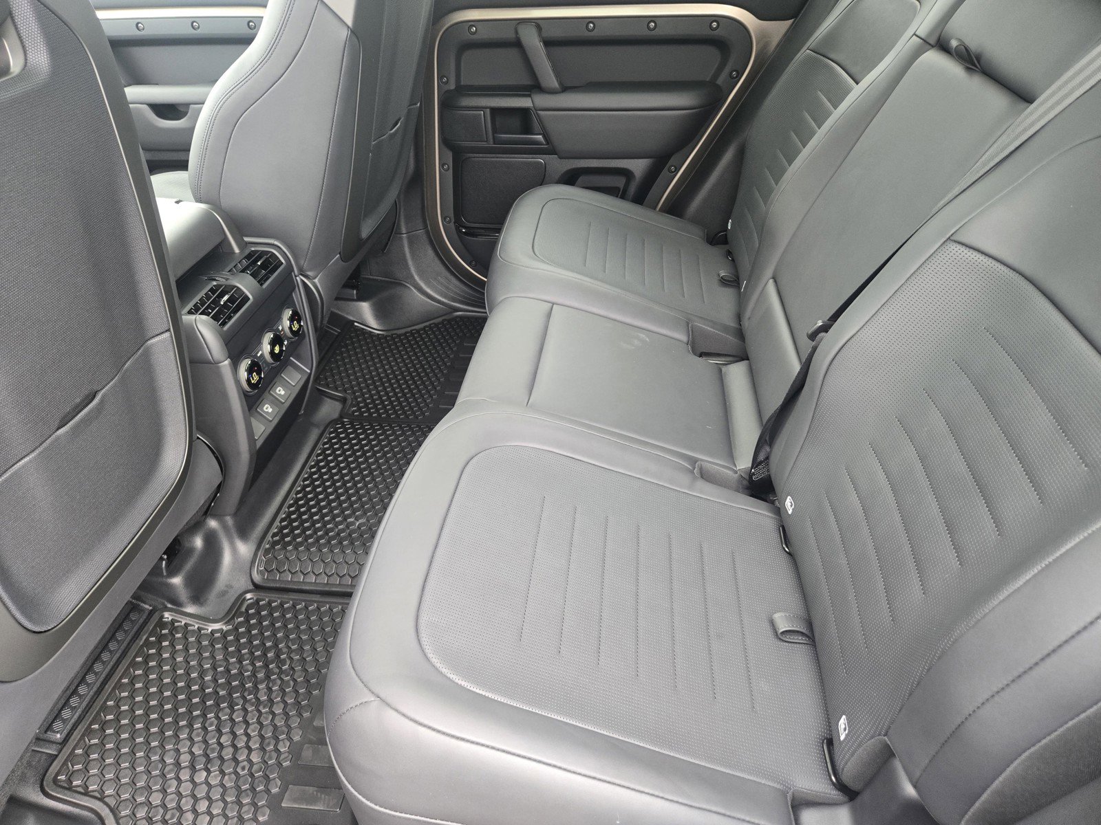 Used 2025 Land Rover Defender 110 image 6