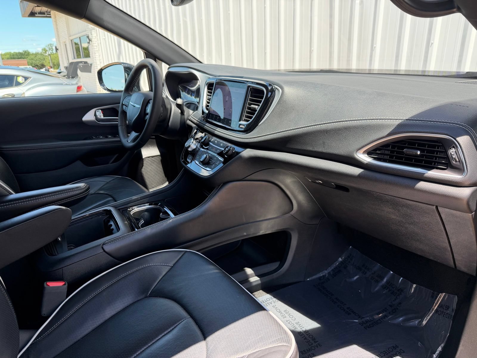 Used 2025 Chrysler Pacifica Limited FWD image 18
