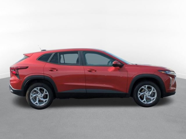 Used 2024 Chevrolet Trax LS w/ LS Convenience Package FWD image 2