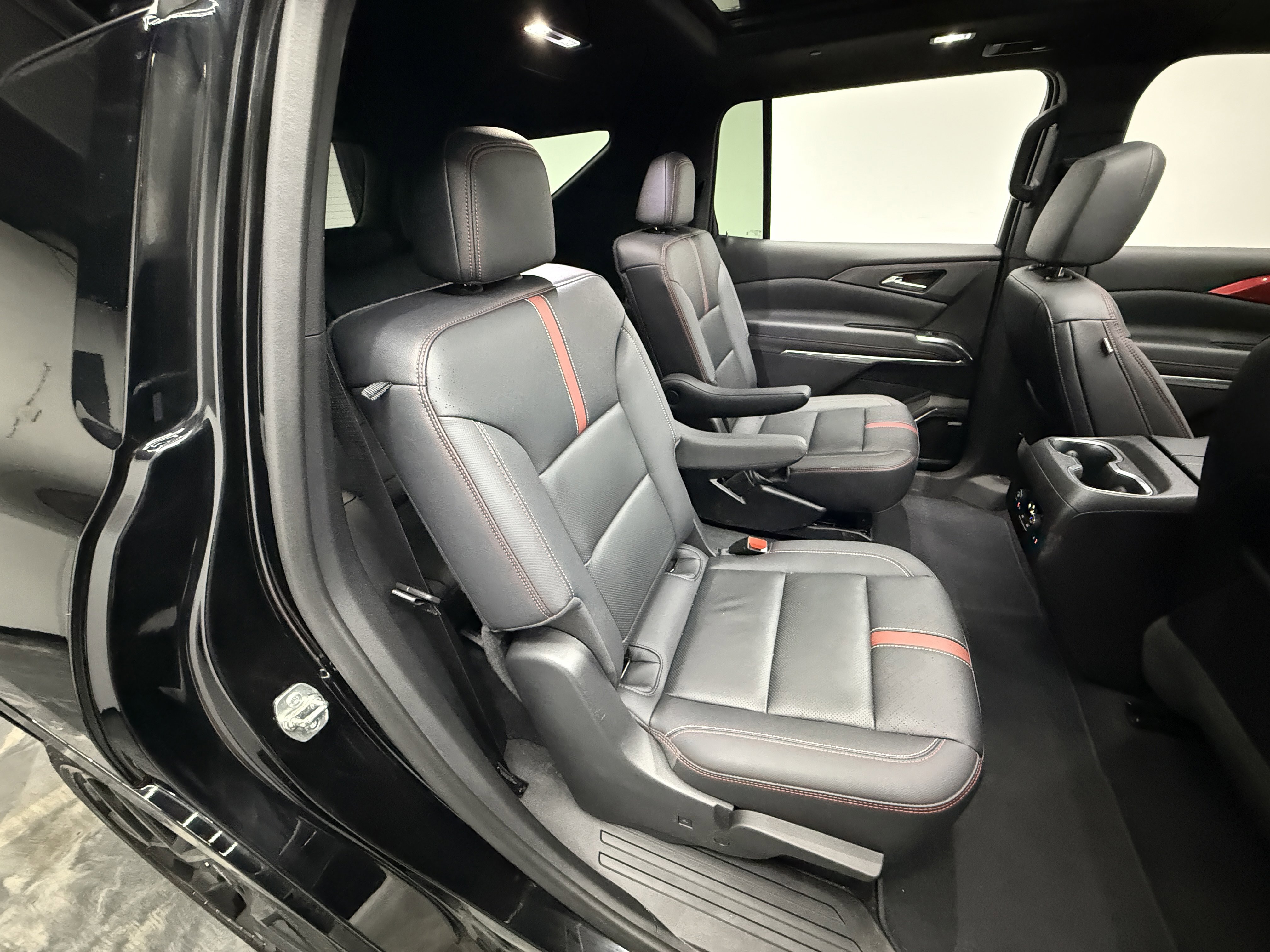 Used 2024 Chevrolet Traverse RS image 29