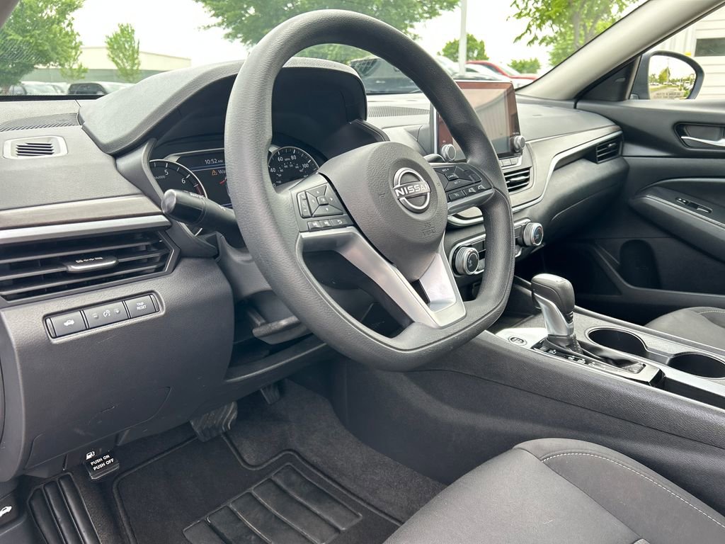 Used 2025 Nissan Altima 2.5 SV FWD image 10