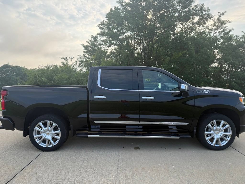 Used 2026 Chevrolet Silverado 1500 High Country w/ High Country Premium Package AWD/4WD image 2