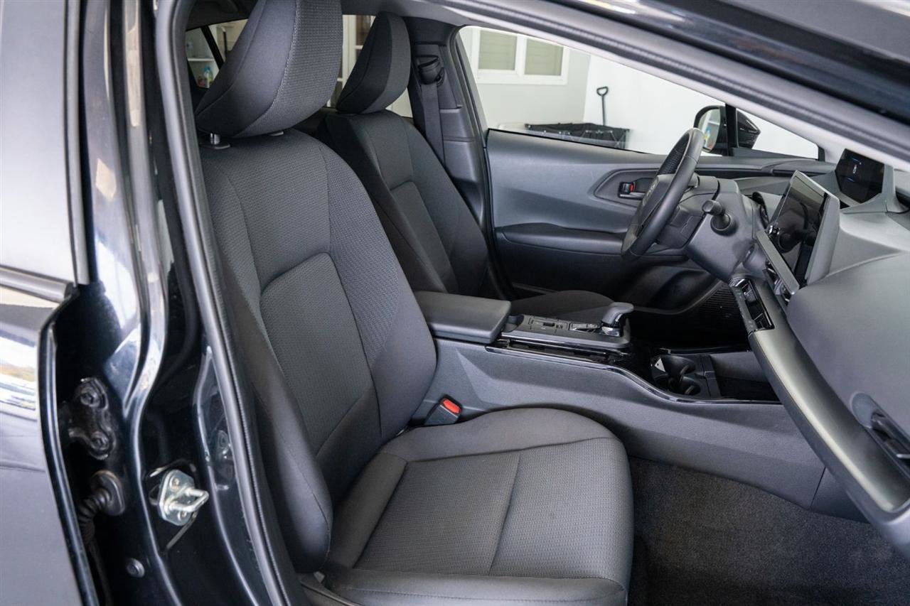 Used 2025 Toyota Prius LE FWD image 13