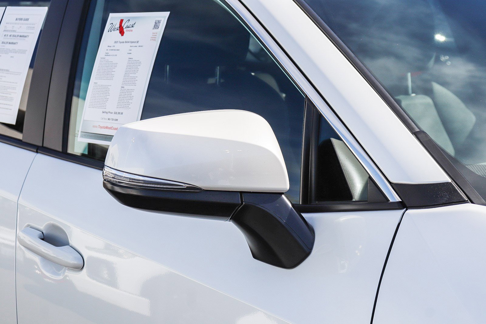 Used 2025 Toyota RAV4 SE image 7