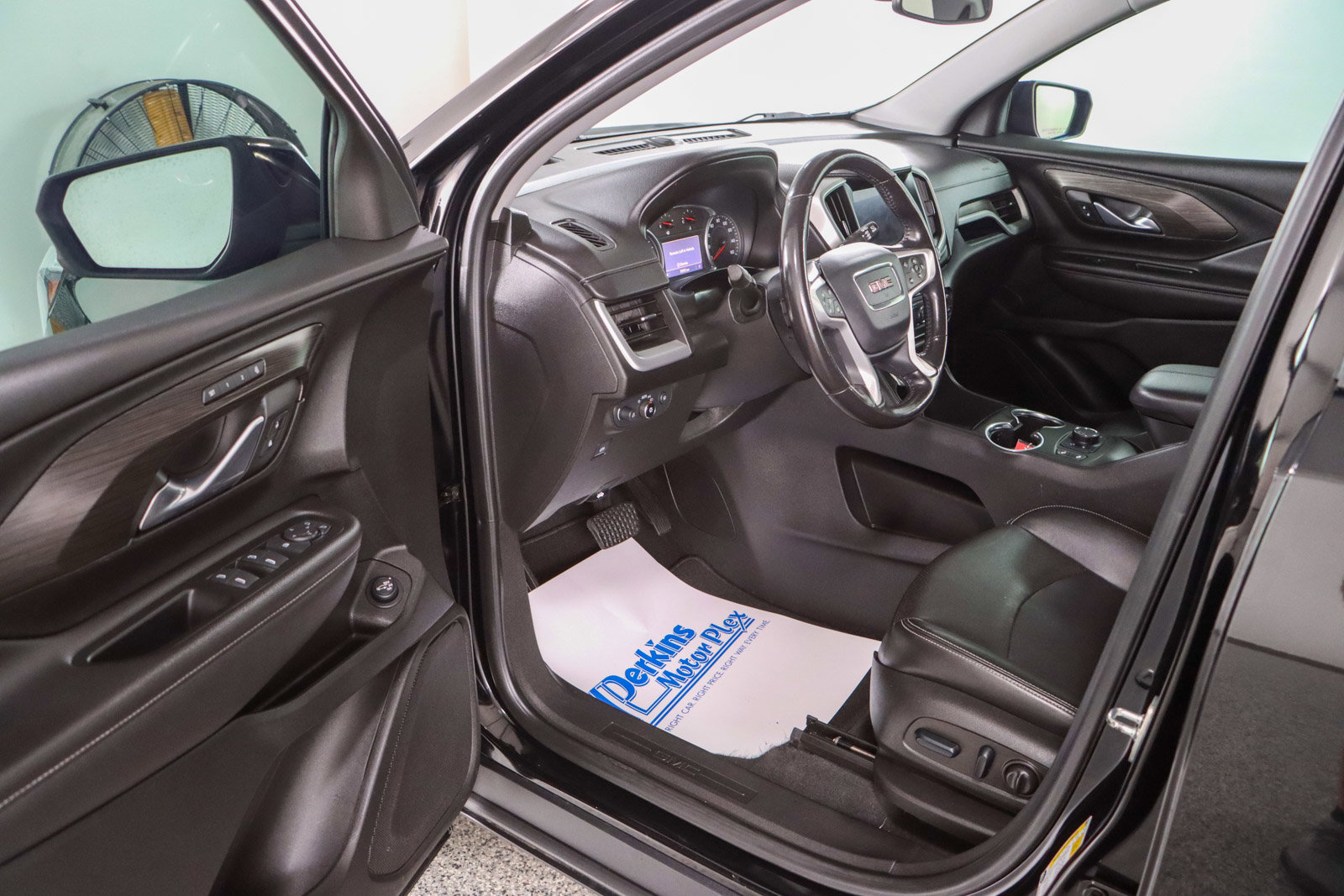 Used 2022 GMC Terrain SLT image 3