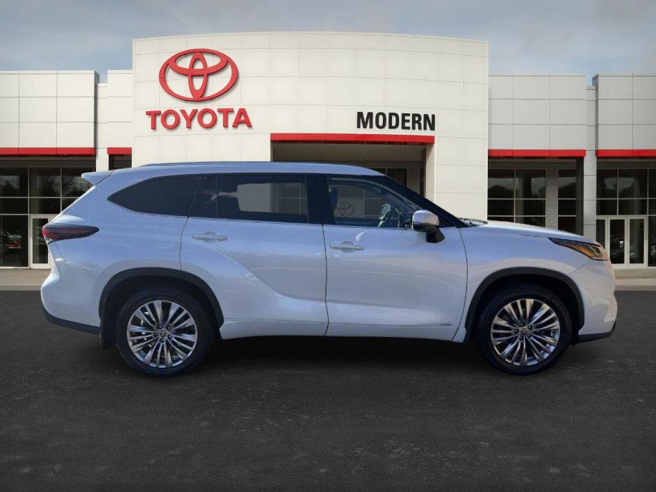 Used 2024 Toyota Highlander Platinum image 4