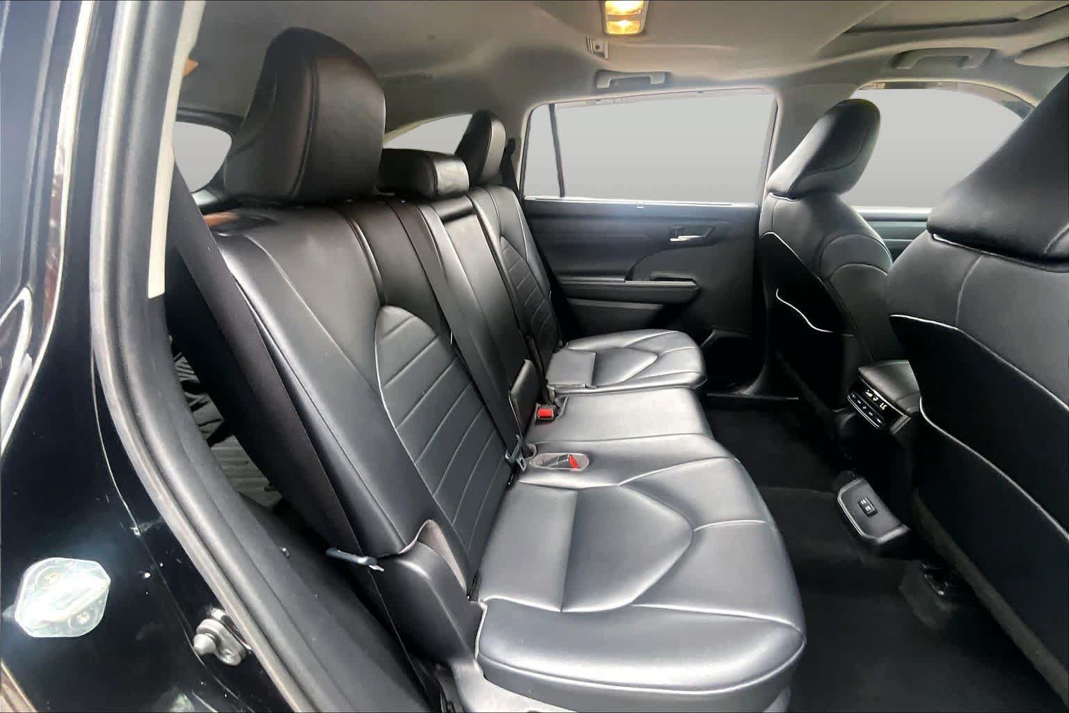 Used 2021 Toyota Highlander XLE AWD/4WD image 21