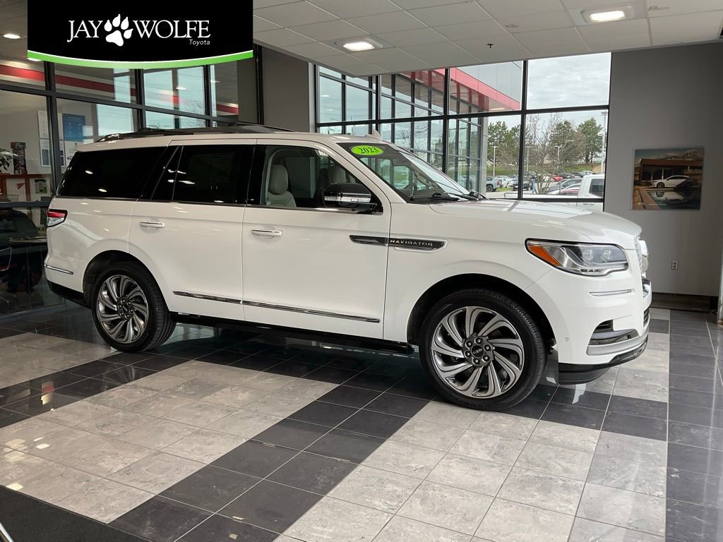 Used 2023 Lincoln Navigator Reserve image 1