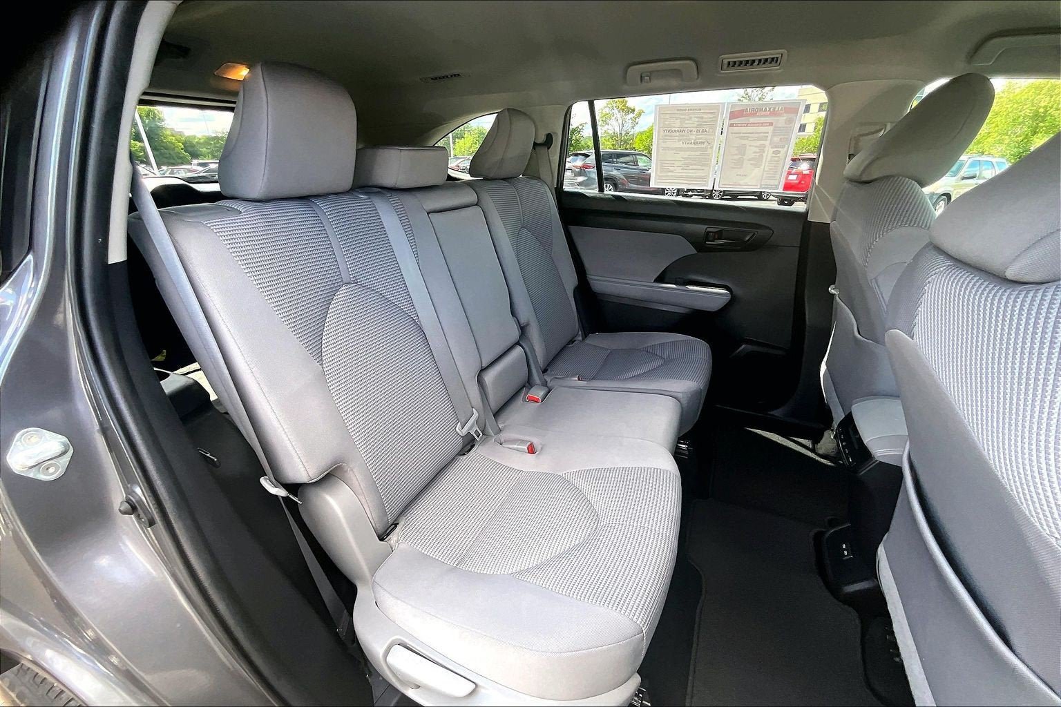 Used 2022 Toyota Highlander LE AWD/4WD image 25