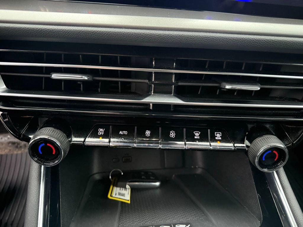 Used 2025 Chevrolet Traverse LT w/ Sun and Wheel Package image 18