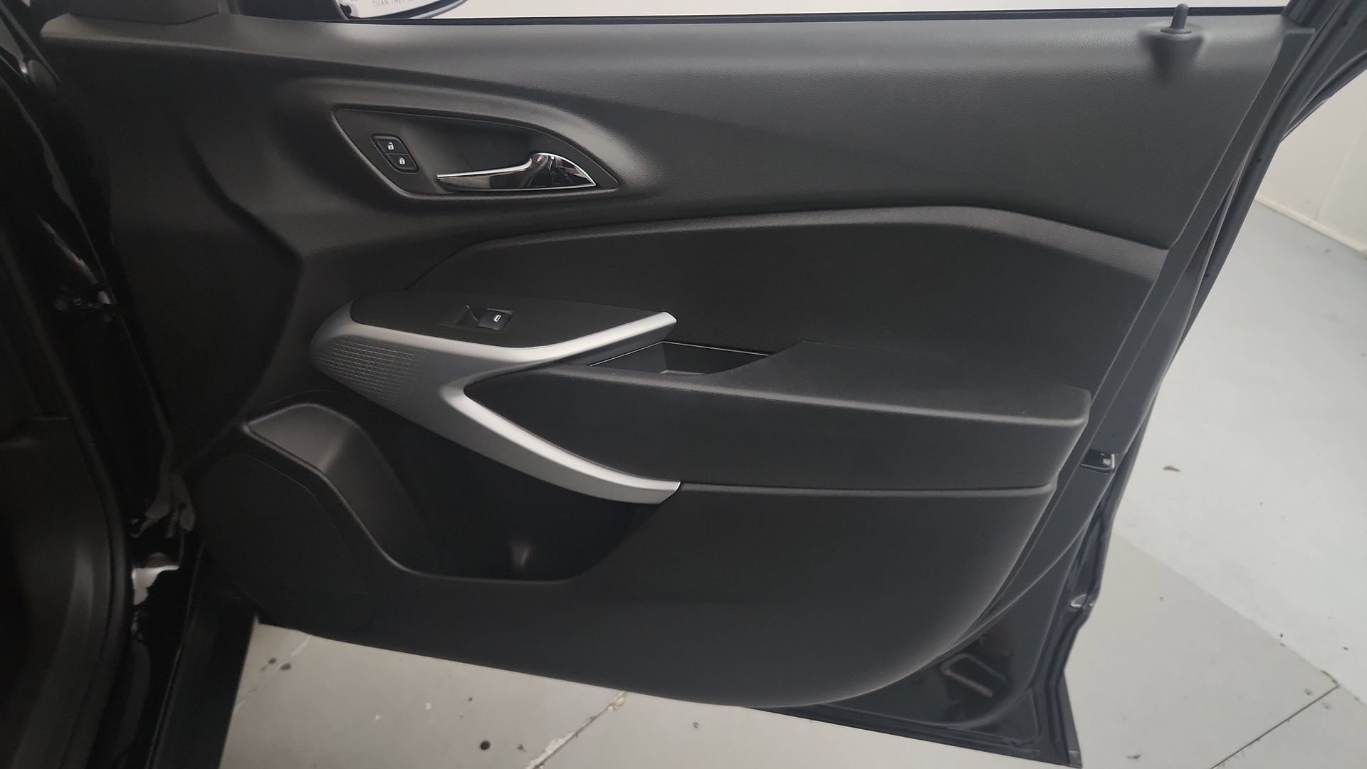 Used 2025 Chevrolet Trax RS FWD image 26