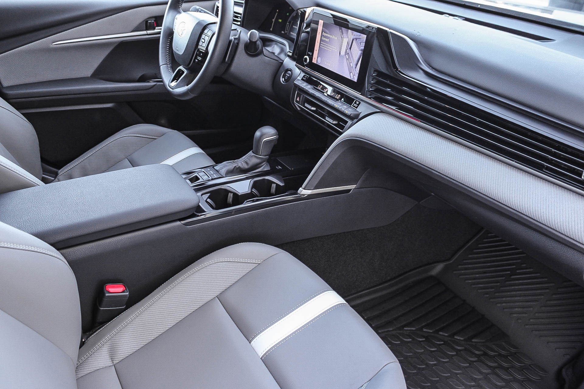 Used 2025 Toyota Camry SE image 17